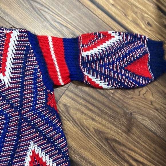 NWOT Fuzzy western aztec print sweater, size M - Picture 4 of 4